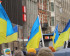 Oekraïense vlaggen worden om hoog gehouden tijdens een mars in Amsterdam